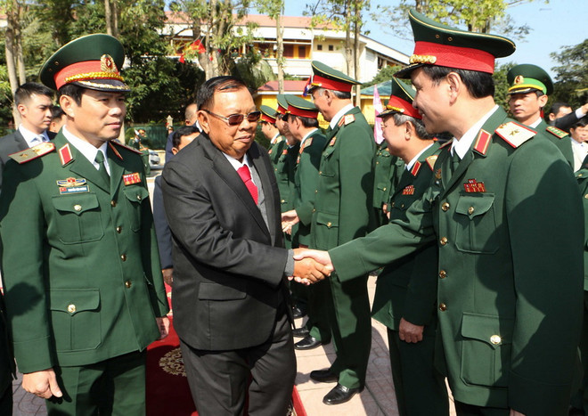 Tổng Bí thư, Chủ tịch nước Lào Bounnhang Vorachith thăm Quân khu 4 ảnh 1