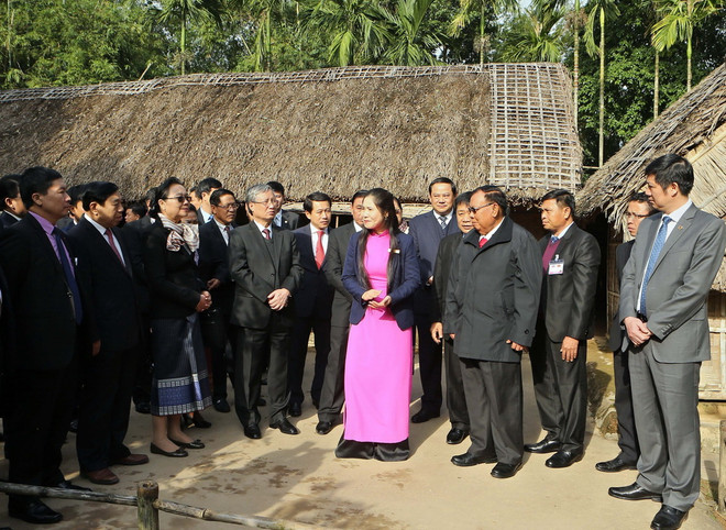 Tổng Bí thư, Chủ tịch nước Lào Bounnhang Vorachith thăm Quân khu 4 ảnh 2