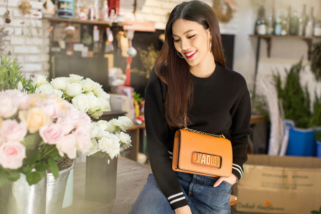 Lan Khuê “chất lừ” trong những thiết kế tông màu đỏ và đen ảnh 1