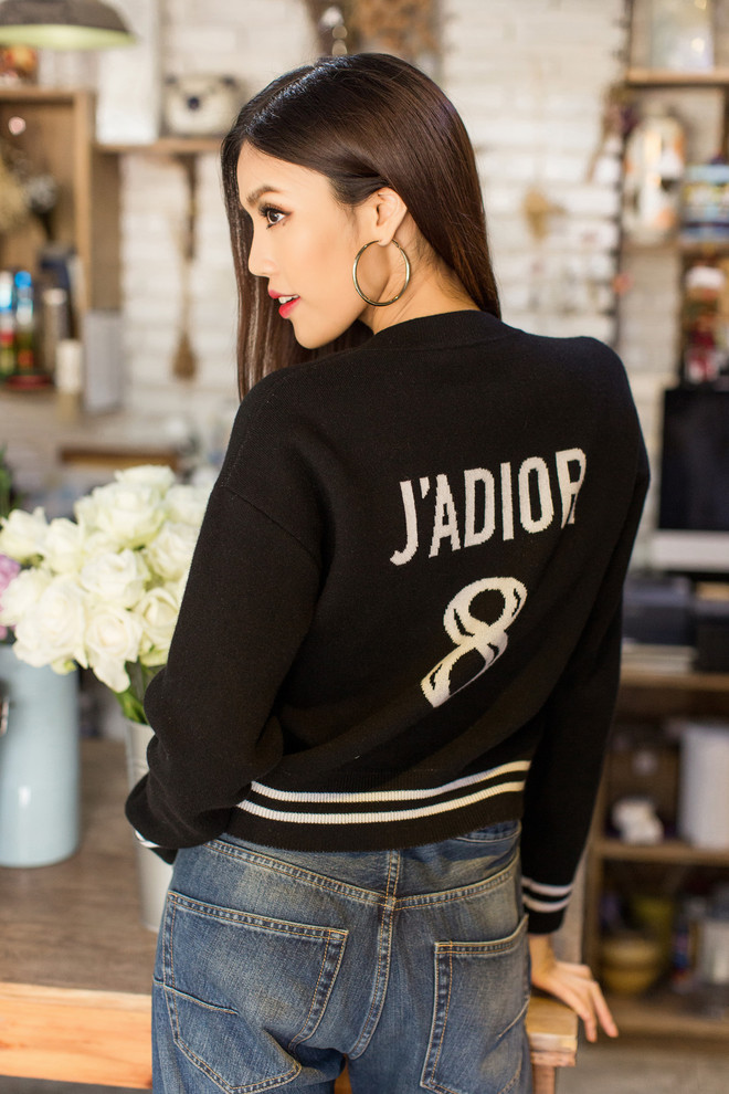 Lan Khuê “chất lừ” trong những thiết kế tông màu đỏ và đen ảnh 6