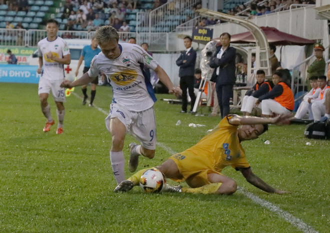 Hoàng Anh Gia Lai thua đậm FLC Thanh Hóa ngay trên sân nhà ảnh 1