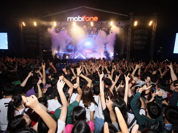 Khán giả Cần Thơ cuồng nhiệt trong đêm nhạc RockStorm 2013. (Nguồn: MobiFone) Chờ RockStorm “cháy cho khát vọng” trong đêm cuối ảnh 1