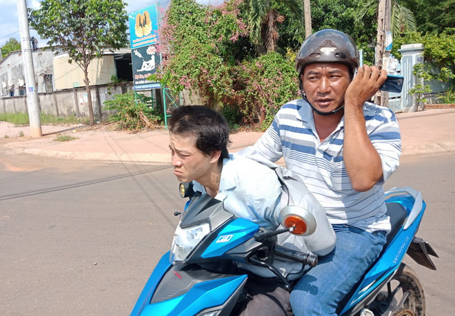 Đối tượng Trần Văn Giàu bị lực lượng chức năng bắt giữ. (Ảnh: Đậu Tất Thành/Vietnam+) Xông vào quán càphê, dùng dao khống chế một cô gái để cướp tài sản ảnh 1
