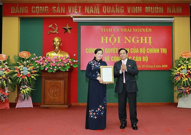 Trưởng Ban Tổ chức Trung ương Phạm Minh Chính trao Quyết định số 2139-QĐNS/TW ngày 20/5/2020 của Bộ Chính trị điều động, phân công, chỉ định bà Nguyễn Thanh Hải giữ chức Bí thư Tỉnh ủy Thái Nguyên nhiệm kỳ 2015-2020. (Ảnh: Quân Trang/TTXVN) Trưởng ban Dân nguyện Nguyễn Thanh Hải làm Bí thư Tỉnh ủy Thái Nguyên ảnh 1