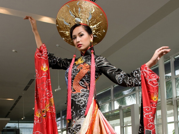 Mai Phương Thúy catwalk trên sàn Ngôi sao thiết kế Việt ảnh 1
