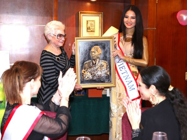 Trần Thị Quỳnh góp sức gây quỹ từ thiện ở Mrs World ảnh 1