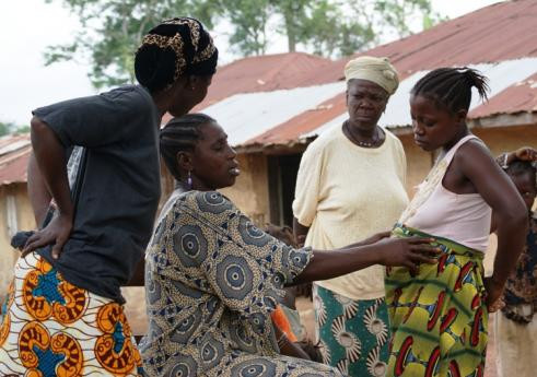 "Hậu Ebola" : Đối mặt tình trạng biến chứng thai nghén, sinh nở ảnh 1