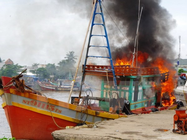 Tàu cá bốc cháy khi đang neo đậu, thiệt hại khoảng 3 tỷ đồng ảnh 1