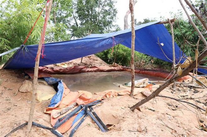 Hiện trường vụ khai thác vàng trái phép tại khu vực núi Tơ Nung, xã Chơ Glong, huyện Kông Chro, tỉnh Gia Lai. (Ảnh: Hồng Điệp/TTXVN) Gia Lai: Khoét núi, dựng lán trại để khai thác vàng trái phép ảnh 1