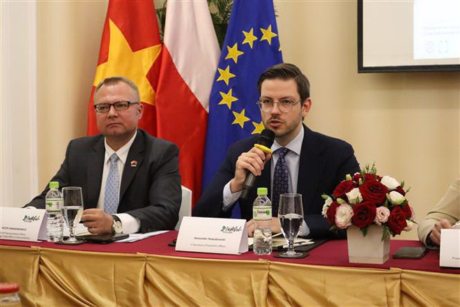 Ông Alexander Nowakowski, Bí thư thứ 3 phụ trách kinh tế Đại sứ quán Ba Lan tại Việt Nam phát biểu tại chương trình giới thiệu 'Châu Âu đầy hương vị-truyền thống và chất lượng.' (Ảnh: Xuân Anh/TTXVN) Việt Nam-Ba Lan còn nhiều dư địa hợp tác về nông sản, thực phẩm ảnh 2