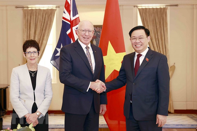 Chủ tịch Quốc hội Vương Đình Huệ cùng Toàn quyền Australia David Hurley và Phu nhân. (Ảnh: Doãn Tấn/TTXVN) Thúc đẩy và làm sâu sắc quan hệ Việt Nam với Australia và New Zealand ảnh 1