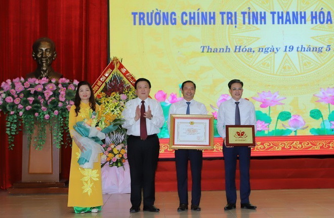 Trường Chính trị tỉnh Thanh Hóa đón bằng công nhận đạt chuẩn mức 1 ảnh 1