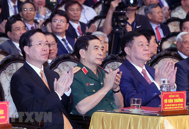 Chủ tịch nước Võ Văn Thưởng, các lãnh đạo, nguyên lãnh đạo Đảng Nhà nước dự Lễ kỷ niệm 60 năm Ngày Bác Hồ về thăm Đảng bộ và nhân dân tỉnh Nam Định. (Ảnh: Thống Nhất/TTXVN) Chủ tịch nước: Nam Định phấn đấu trở thành tỉnh giàu như lời Bác dạy ảnh 2