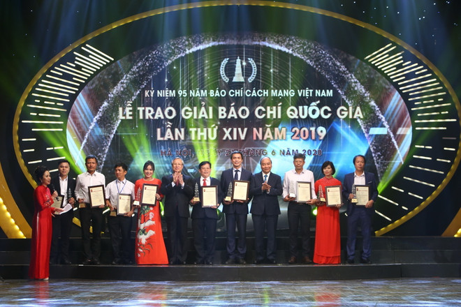 Thủ tướng Nguyễn Xuân Phúc và đồng chí Trần Quốc Vượng, Ủy viên Bộ Chính trị, Thường trực Ban Bí thư trao Giải A cho các tác giả, nhóm tác giả có tác phẩm đoạt giải. (Ảnh: Minh Quyết/TTXVN) Danh sách các tác giả, tác phẩm đoạt Giải báo chí Quốc gia năm 2019 ảnh 1