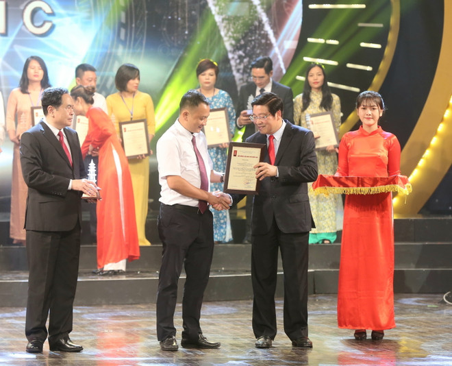 Bí thư Trung ương Đảng, Chủ tịch Ủy ban Trung ương Mặt trận Tổ quốc Việt Nam Trần Thanh Mẫn và Bí thư Trung ương Đảng, Trưởng ban Nội chính Trung ương Phan Đình Trạc trao Giải C cho đại diện nhóm tác giả Trí Dũng, Nhan Sáng, Thống Nhất, Lâm Khánh, Phương Hoa (Liên Vhi hội Nhà báo Thông tấn xã Việt Nam). (Ảnh: Doãn Tấn/TTXVN) Danh sách các tác giả, tác phẩm đoạt Giải báo chí Quốc gia năm 2019 ảnh 2