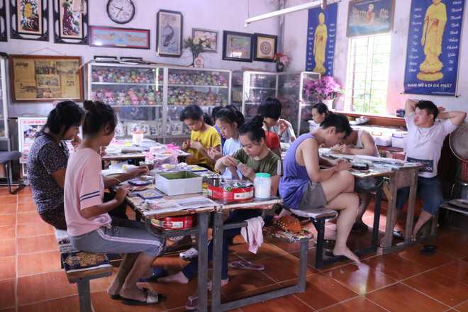 Dạy nghề cho trẻ em khuyết tật. (Ảnh: Vietnam+) Người mẹ của trung tâm dạy nghề thiện nguyện cho trẻ khuyết tật ảnh 2