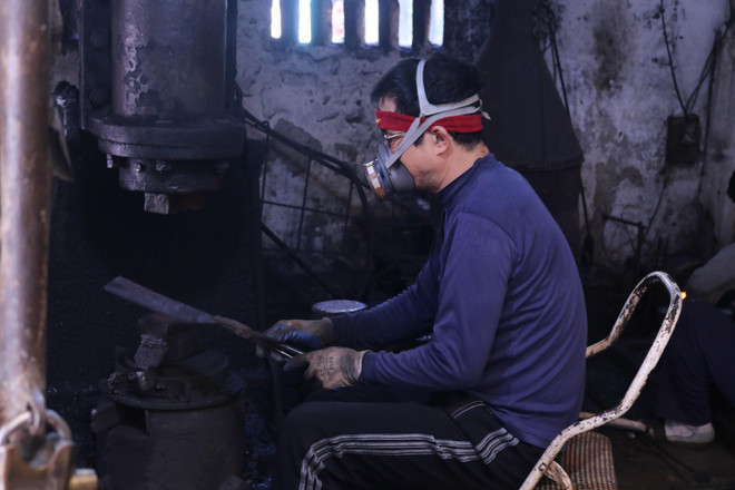 Hiện nay, làng Đa Sỹ có 1300 hộ sản xuất. (Nguồn: Vietnam+) Làng nghề 'đệ nhất dao kéo đất Thăng Long' và hành trình giữ lửa rèn ảnh 1