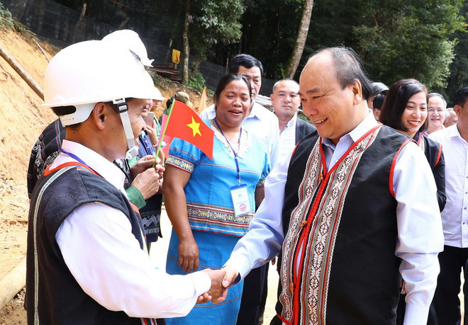 Thủ tướng Nguyễn Xuân Phúc tới thăm vùng trồng sâm Ngọc Linh ảnh 1