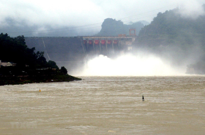 Thủy điện Hòa Bình đã mở thêm một cửa xả đáy từ chiều 5/9 ảnh 1