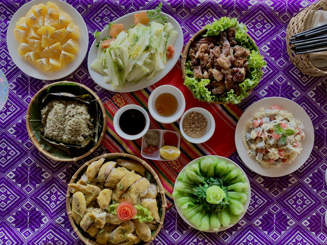 Mâm cơm đãi khách quý tại Homestay Hà Quyết tại bản Dọi với những món ăn kết hợp giữa nét đẹp của ẩm thực hiện đại cùng văn hóa đặc trưng của dân tộc. (Ảnh: CTV/Vietnam+) Trải nghiệm một Tây Bắc đầy khác lạ cùng food blogger Phan Anh ảnh 1