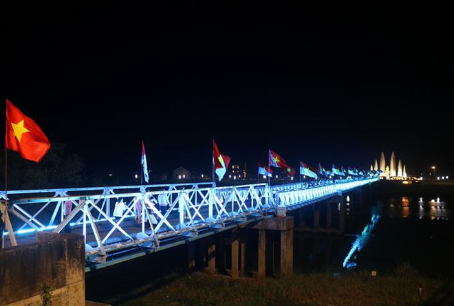 Cầu Hiền Lương thuộc Di tích Quốc gia đặc biệt Đôi bờ Hiền Lương-Bến Hải lung linh trong ánh sáng. (Ảnh: Nguyên Lý/TTXVN) Quảng Trị: Một dòng sông, một khát vọng thống nhất đất nước ảnh 3