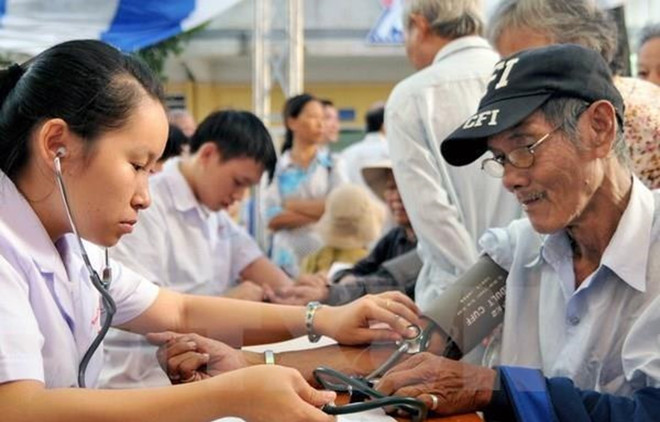 Chăm sóc sức khỏe cho người cao tuổi. (Ảnh: TTXVN) Đại hội XIII: Quan tâm sâu sắc, toàn diện hơn đến người cao tuổi ảnh 2
