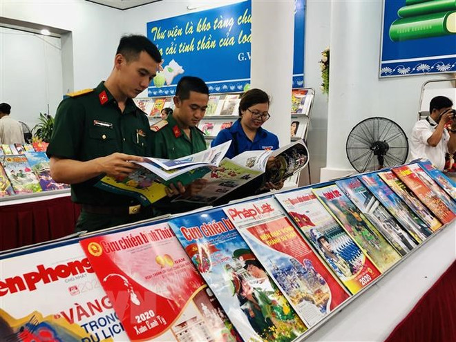 Các độc giả tham quan Hội báo Xuân. (Ảnh: Ánh Tuyết/TTXVN) Giải quyết dứt điểm các hạn chế để báo chí phát triển mạnh mẽ ảnh 1