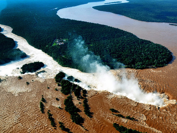 [Photo] Argentina cảnh báo lũ lụt do nước sông Parana tràn bờ ảnh 2