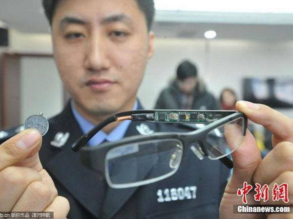 [Photo] Bắt bài thiết bị gian lận thi cử tinh vi ở Trung Quốc ảnh 1