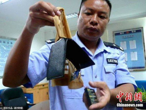 [Photo] Bắt bài thiết bị gian lận thi cử tinh vi ở Trung Quốc ảnh 2