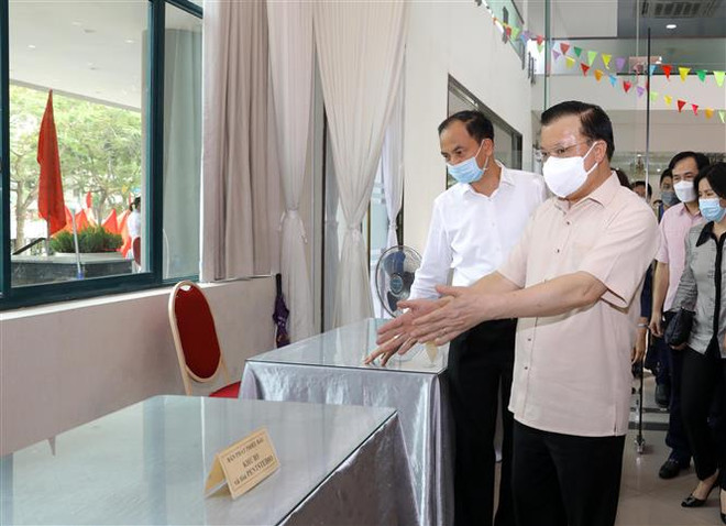 Bí thư Thành ủy Hà Nội Đinh Tiến Dũng kiểm tra công tác bầu cử và công tác phòng, chống dịch bệnh COVID-19 tại Khu vực bỏ phiếu số 8, phường Phú Thượng, quận Tây Hồ, Hà Nội. (Ảnh: Nguyễn Điệp/TTXVN) Bí thư Hà Nội Đinh Tiến Dũng kiểm tra các điểm bầu cử trên địa bàn ảnh 1
