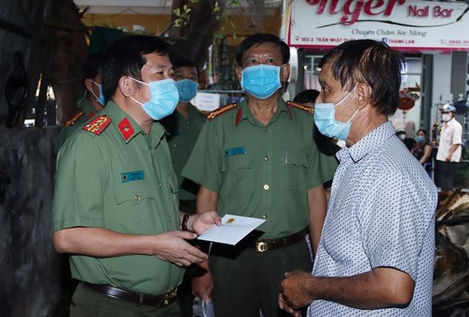 An Giang: Hỗ trợ 3 gia đình bị cháy rụi nhà tại thành phố Long Xuyên ảnh 1