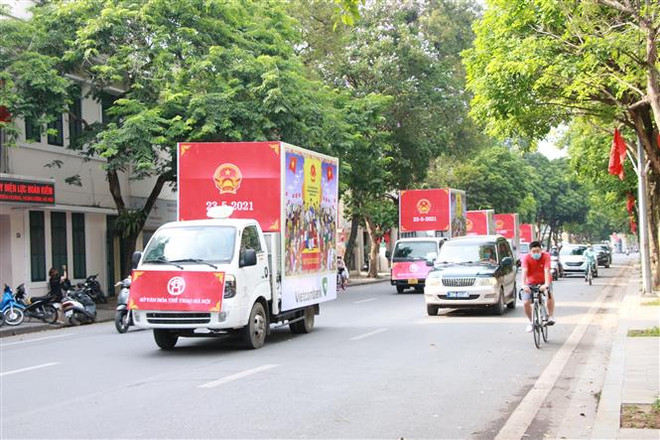 Đoàn xe thông tin lưu động diễu hành trên đường phố Hà Nội. (Ảnh: Đinh Thuận/TTXVN) Nhận diện thủ đoạn chống phá của các thế lực thù địch trong dịp bầu cử ảnh 2