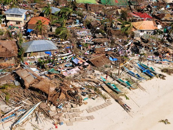 Cảnh tàn phá do bão Haiyan ở Tacloban, Philippines. (Nguồn: AFP/TTXVN) Số người chết do siêu bão Haiyan tăng lên 3.633 người ảnh 1