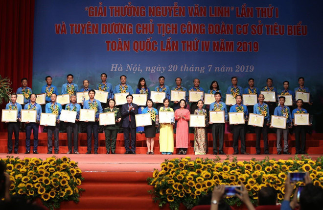 10 cán bộ công đoàn vinh dự nhận Giải thưởng Nguyễn Văn Linh ảnh 1