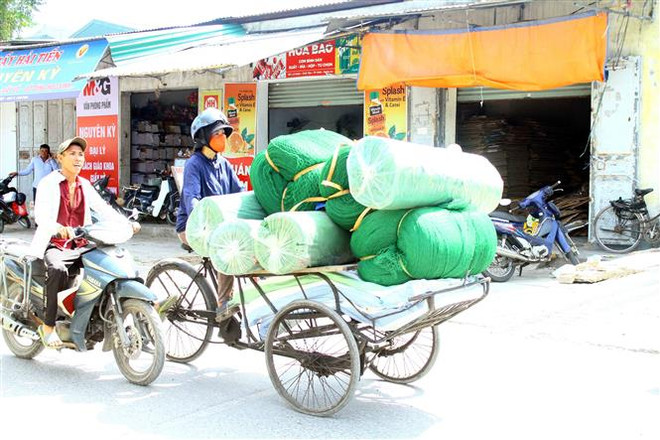 Người lao động vất vả mưu sinh trong thời tiết nắng nóng. (Ảnh: Tá Chuyên/TTXVN) Bắc Bộ và Trung Bộ tiếp tục nắng nóng gay gắt, có nơi trên 39 độ C ảnh 1