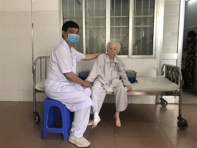 Cần Thơ: Phẫu thuật thay khớp háng thành công cho cụ bà 103 tuổi ảnh 1