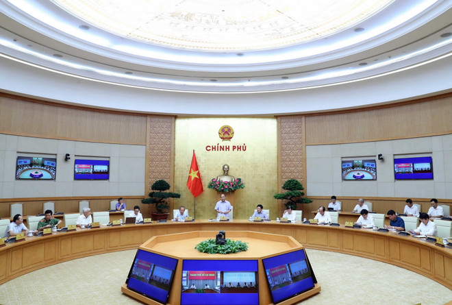 Thủ tướng Nguyễn Xuân Phúc chủ trì họp Thường trực Chính phủ với Ban Chỉ đạo Quốc gia phòng, chống dịch COVID-19. (Ảnh: Thống Nhất/TTXVN) Triển khai kết luận của Bộ Chính trị về khắc phục tác động từ COVID-19 ảnh 1