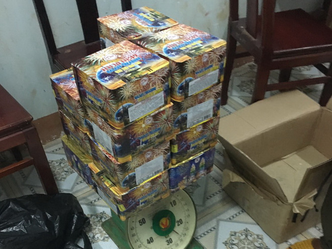 Phát hiện hàng chục kg pháo lậu giấu trong xe tải chở cám, gạo ảnh 1