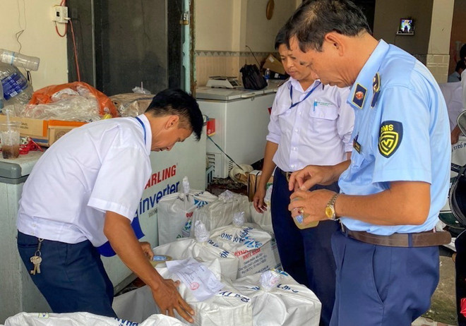 Cần Thơ: Phát hiện hơn 1,3 tấn đùi gà, chân giò lợn hết hạn sử dụng ảnh 1