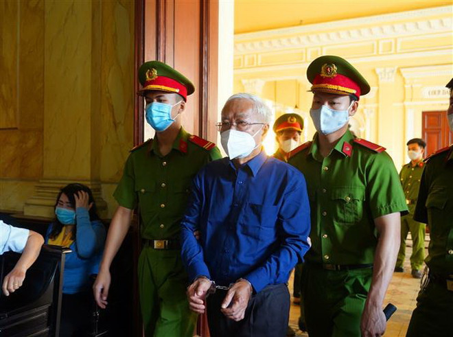 Cựu TGĐ Ngân hàng Đông Á Trần Phương Bình hầu tòa trong vụ án thứ tư ảnh 1