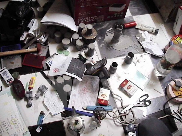 Xét xử 10 đối tượng trong đường dây làm giả con dấu, chứng chỉ ảnh 1