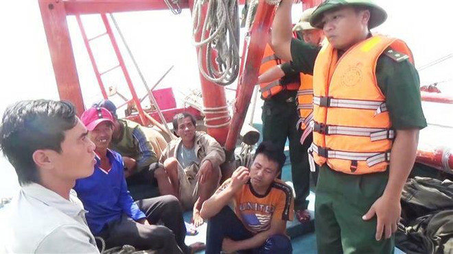 Sáu ngư dân bị chìm tàu trên biển được đưa vào bờ an toàn ảnh 1