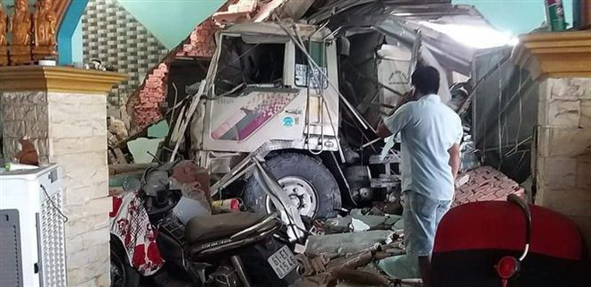 Bình Dương: Xe ben lao vào 3 nhà dân, nhiều người bị thương ảnh 2