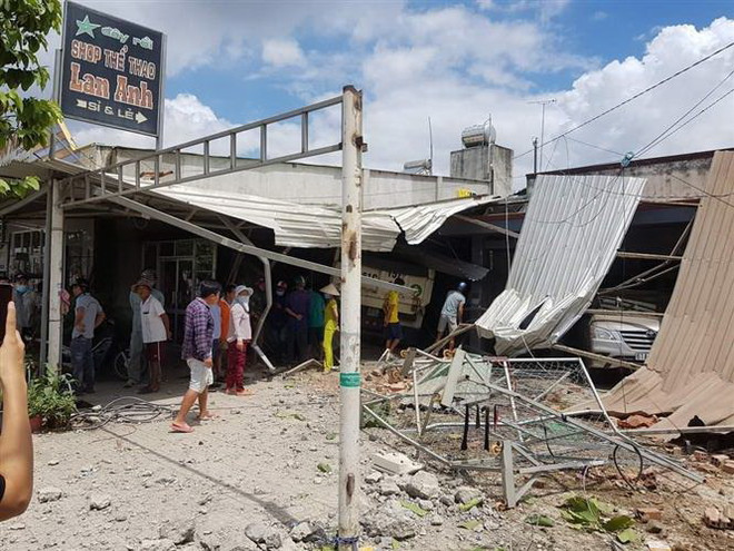 Bình Dương: Xe ben lao vào 3 nhà dân, nhiều người bị thương ảnh 1