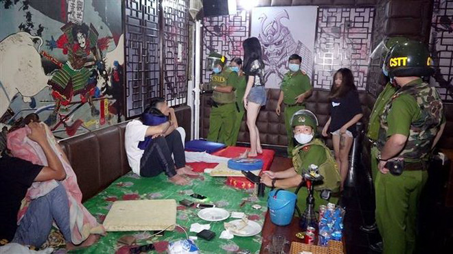 Phát hiện 18 đối tượng dương tính với ma túy trong quán karaoke ảnh 1