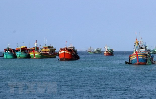 Vùng áp thấp di chuyển chậm, tàu thuyền đề phòng nguy cơ lốc xoáy ảnh 1