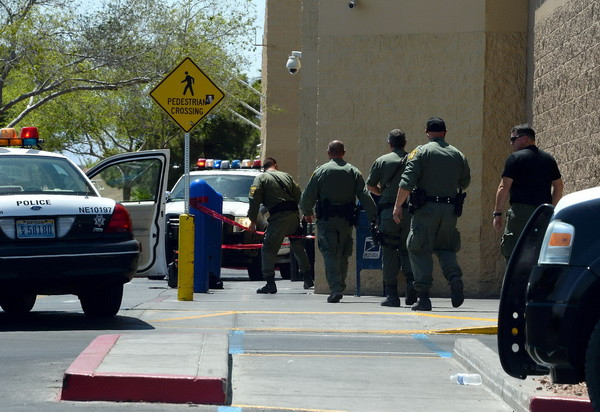 [Photo] Thêm một vụ tấn công bằng súng ở Mỹ, 3 người chết ảnh 2