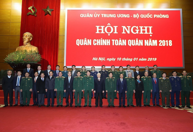 Tổng Bí thư, Chủ tịch nước Nguyễn Phú Trọng, Bí thư Quân ủy Trung ương và các đại biểu chụp ảnh chung. (Ảnh: Trí Dũng/TTXVN) Thắt chặt mối quan hệ máu thịt giữa Đảng, Quân đội với Nhân dân ảnh 1