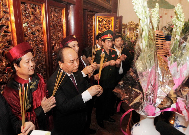Thủ tướng Nguyễn Xuân Phúc và các đại biểu dâng hương tại Đền Thượng. (Ảnh: Lâm Khánh/TTXVN) Phú Thọ: Tổ chức trọng thể lễ dâng hương tưởng niệm các Vua Hùng ảnh 1